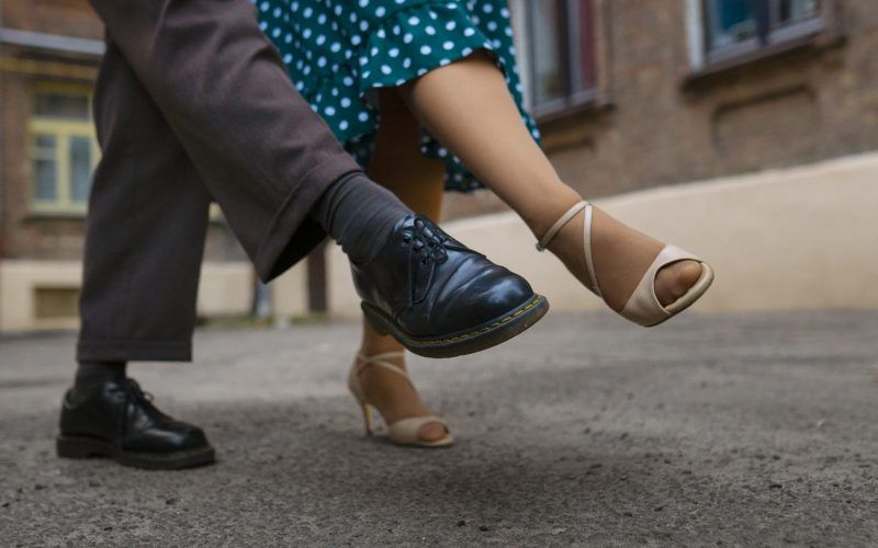 people-dancing-together-side-view